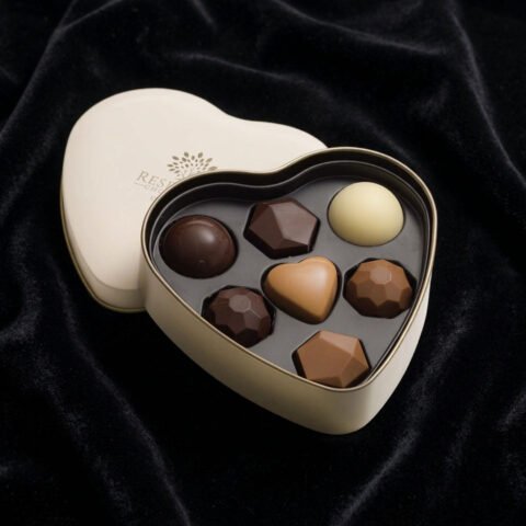 Metal hjerte elfenben - Fyldt chokolade. Perfect Valentines gift